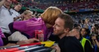 جوليان نايغلسمان يحتفل مع والدته بانتصار المانيا على اسكتلندا في افتتاح يورو 2024
