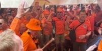 فيديو : احتفالات الجماهير الهولنديه قبل مواجهة فرنسا