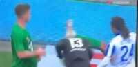 فيديو: لاعب يعتدي على حارس مرمى بشكل مروع