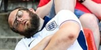 سوء أداء إنجلترا يجبر أحد المشجعين على النوم