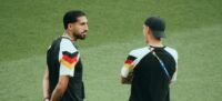 لاعبو ألمانيا يتفقدون أرضية ملعب مواجهة الدنمارك