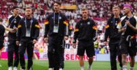 لاعبو ألمانيا يتفقدون أرضية ملعب مواجهة إسبانيا