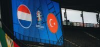 ملعب برلين الأوليمبي يتجهز لموقعة هولندا وتركيا